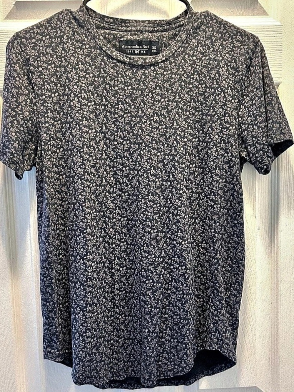 Abercrombie & Fitch T-Shirt Women’s XS Soft A&F Gray Floral Logo Crew Neck Tee